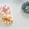 Scrunchies in pura seta con fiocco colorato