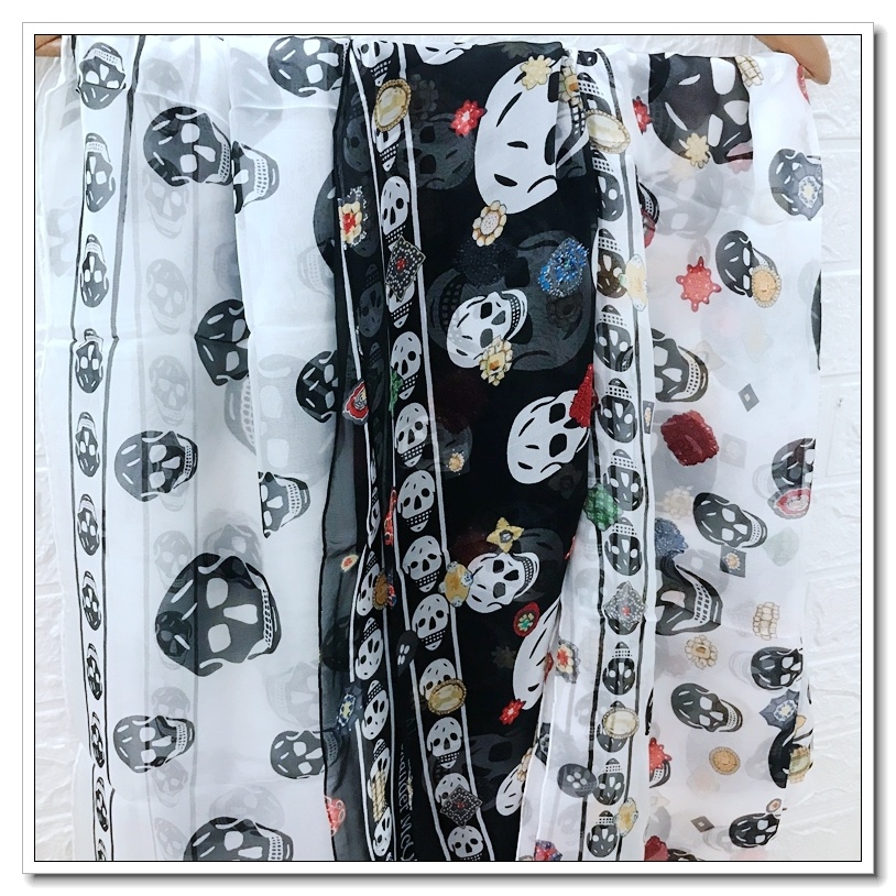 Sciarpa personalizzata in chiffon di seta di gelso al 100%.