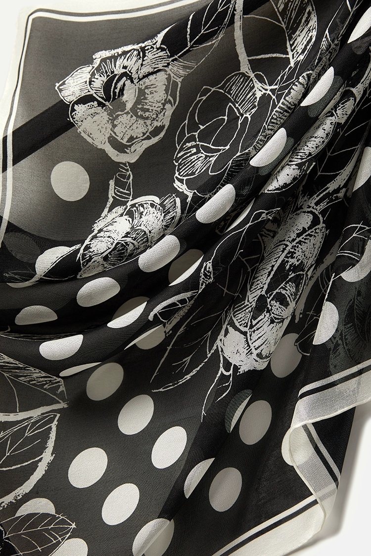 Sciarpa di seta stampata in seta dal design classico in bianco e nero a pois personalizzato