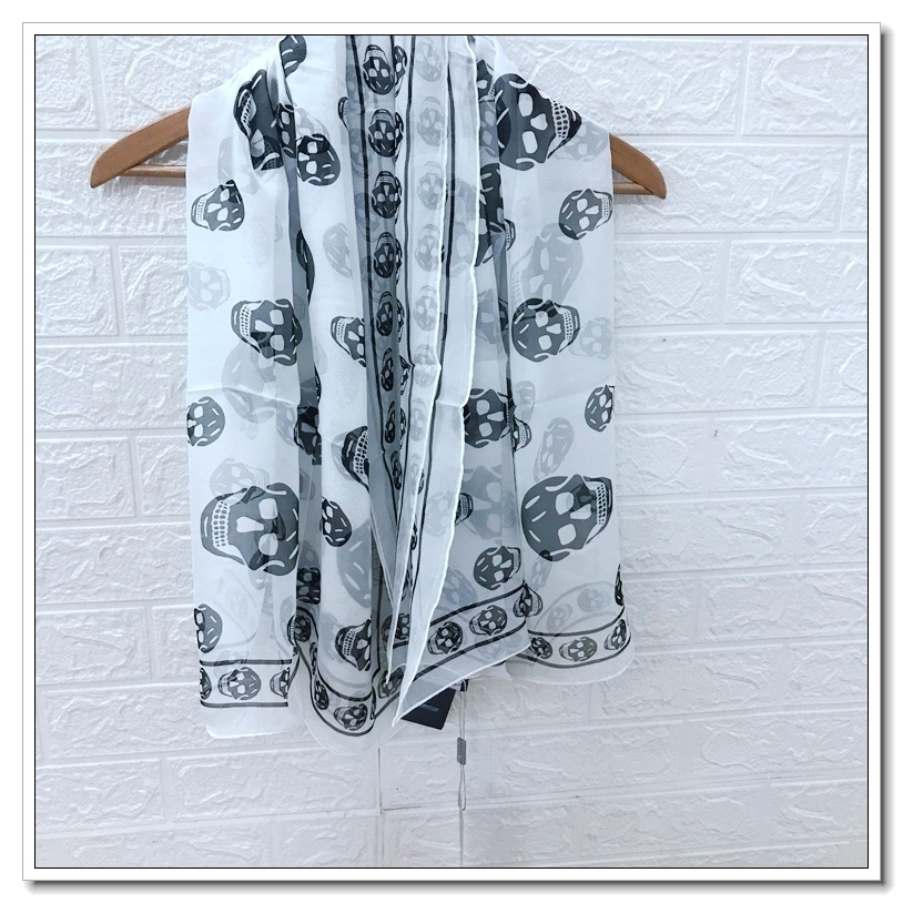 Sciarpa personalizzata in chiffon di seta di gelso al 100%.